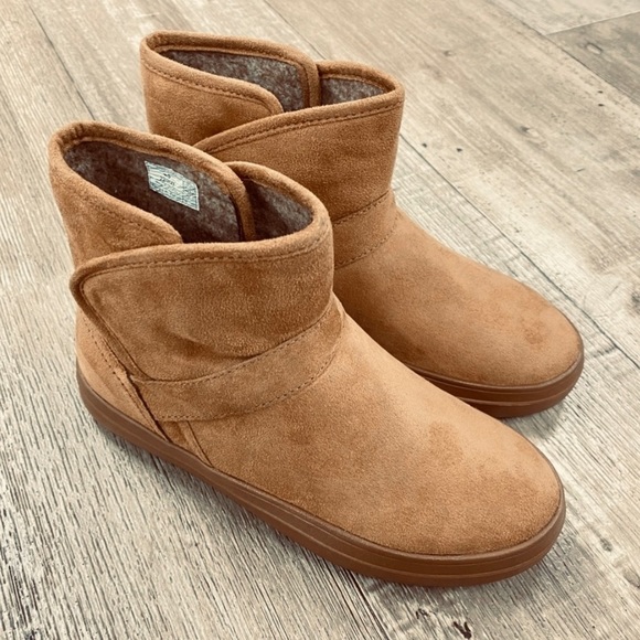CROCS Lodgepoint hazelnut tan vegan suede booties size 6 NIB - Picture 2 of 4